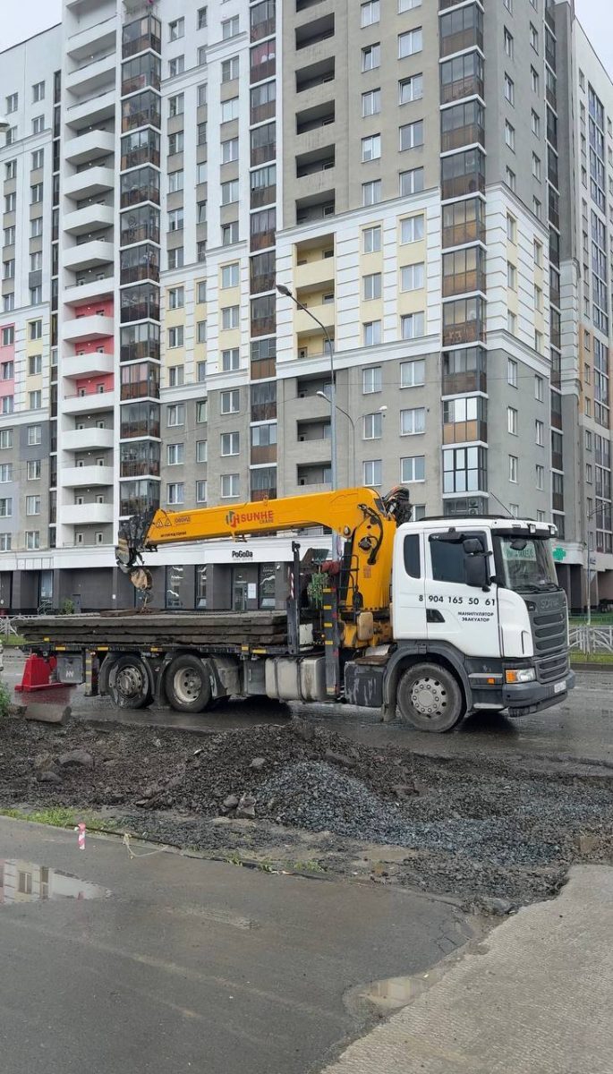 Манипулятор с дорожными плитами на объекте в Екатеринбурге