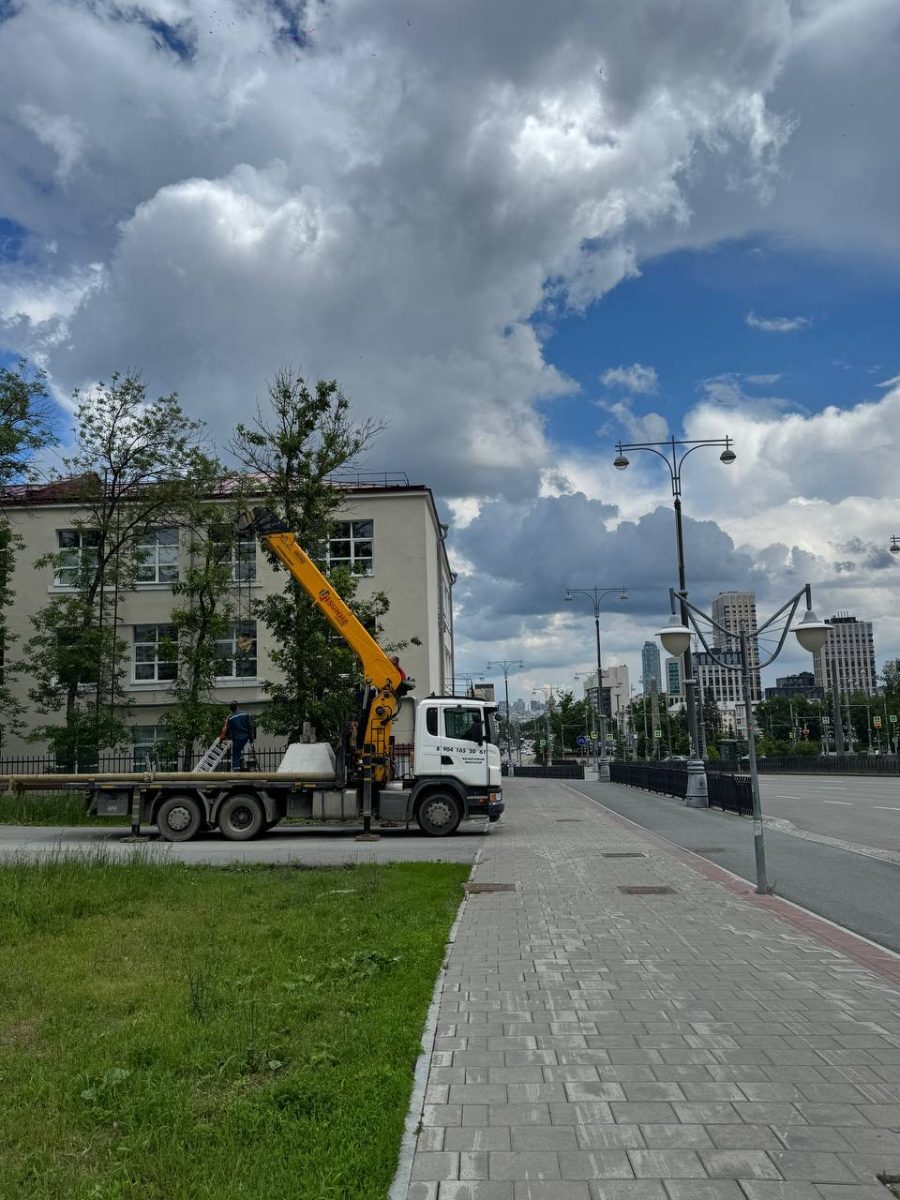 Кран-манипулятор на работах в Екатеринбурге